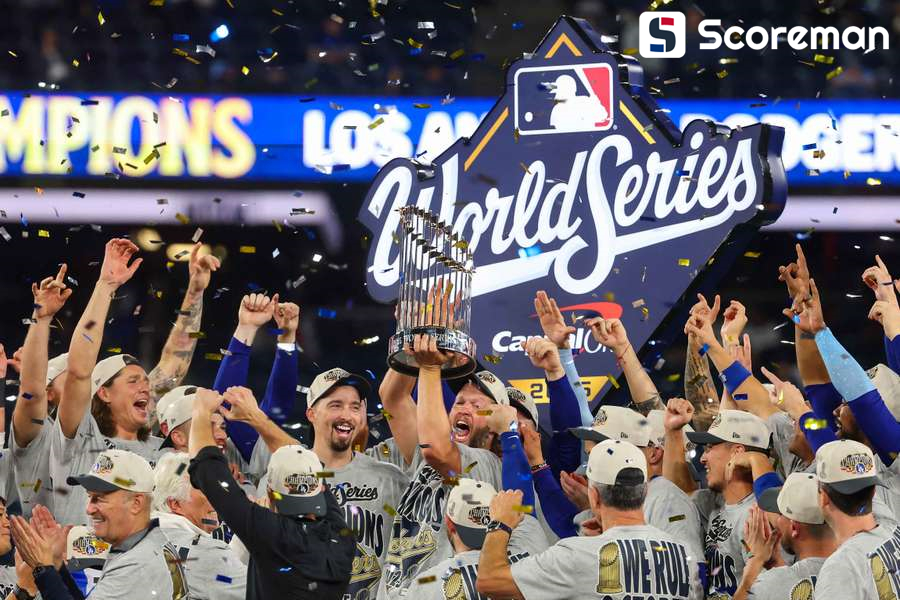 '韓 최초 역사' 김혜성, WS 우승 트로피 안고 미소…4일 LA 카퍼레이드 참가